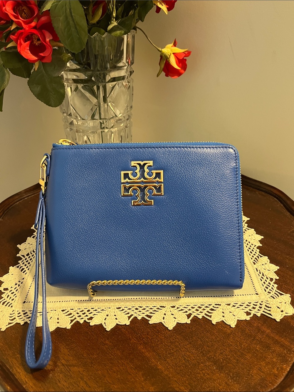 Like New Tory Burch pebbled leather wristlet.